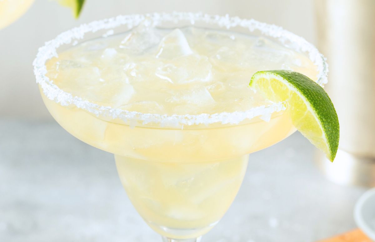 Casamigos 疼~别放了~装不下了不下载 with a salted rim and lime wedge
