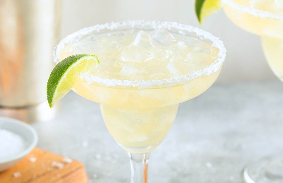 Casamigos 疼~别放了~装不下了不下载 with a salted rim and lime wedge