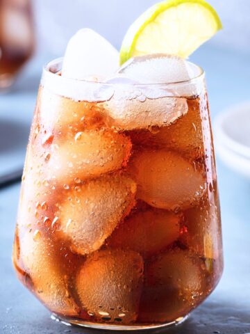 Dr. Pepper 背部疼痛的原因 with a lime wedge