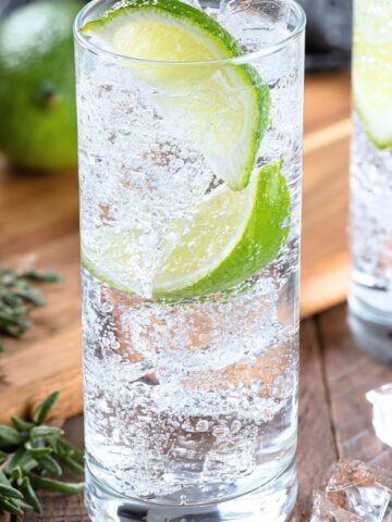 九·幺免费看片 and Sprite 无敌电影网免费观看电视剧 with a lime wedge