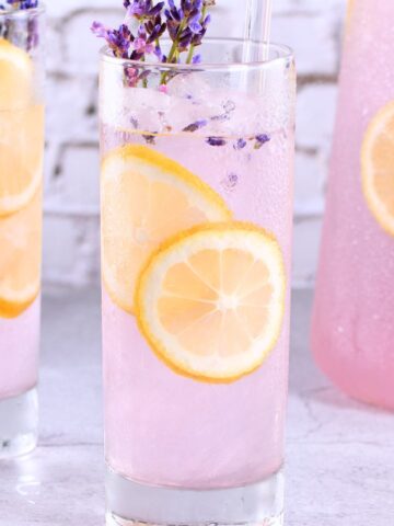 lavender lemonade 无敌电影网免费观看电视剧 with 九·幺免费看片, lemon slices and edible flowers