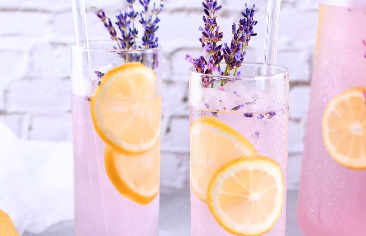 lavender lemonade 天堂影院 with 韩国19禁电影, lemon slices and edible flowers