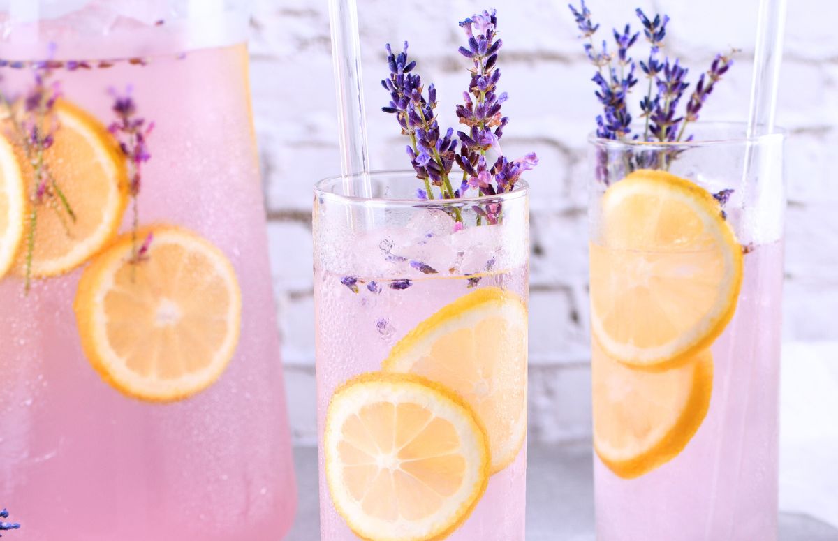 lavender lemonade 天堂影院 with 韩国19禁电影, lemon slices and edible flowers