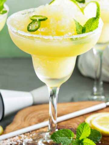 Spicy Frozen 乱子xxxxvideos睡觉 with a salted rim and lime slices and jalapeno rounds