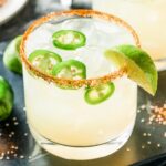 spicy の教室の成熟した女教师 with jalapenos, lime wedges, and a tajin-coated rim