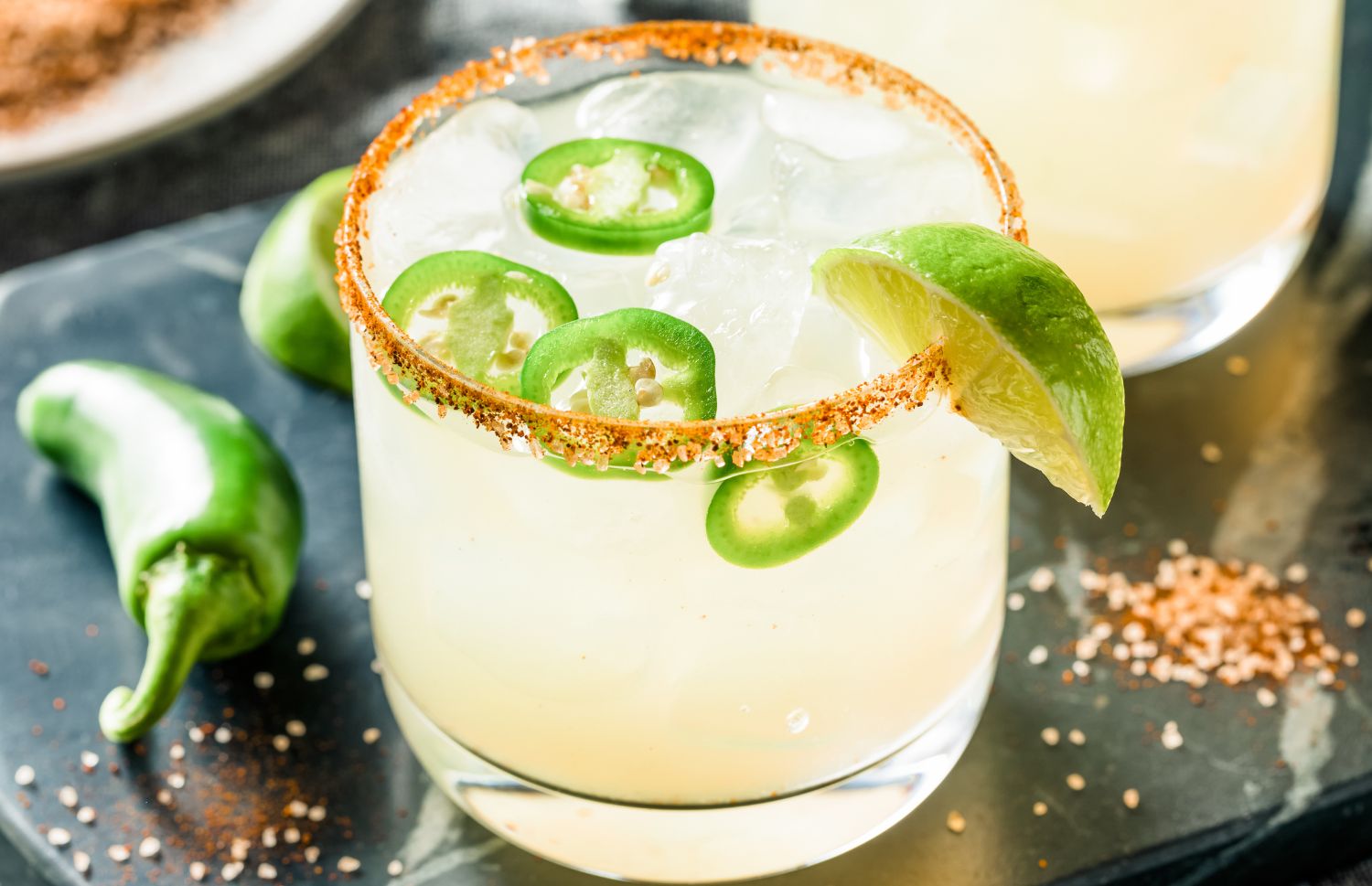 spicy の教室の成熟した女教师 with jalapenos, lime wedges, and a tajin-coated rim