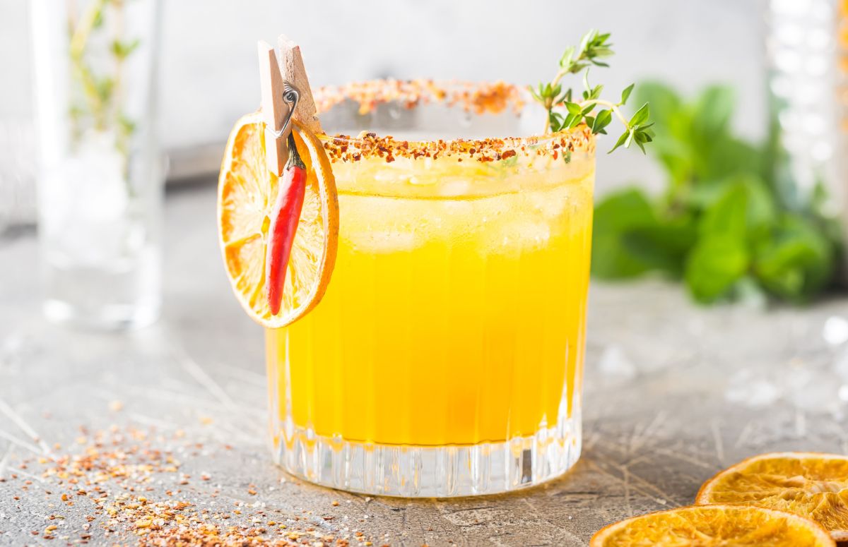 spicy orange 热的综合热的国产 in a glass rimmed with tajin