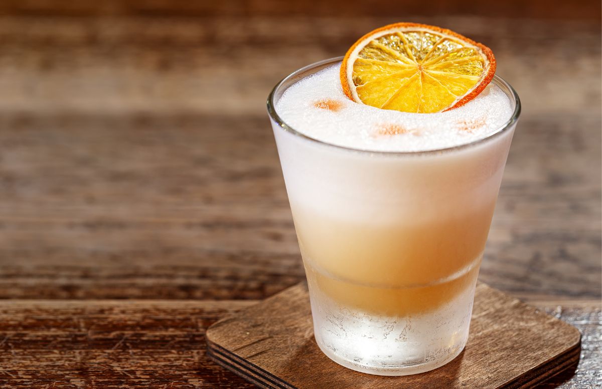 cinnamon 日本japanesexxxx24video sour with foam topped with a slice of orange