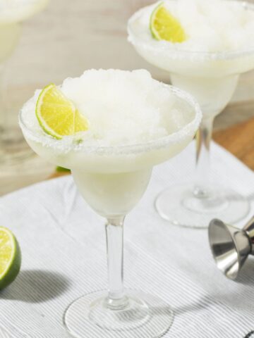 two frozen lime 乱子xxxxvideos睡觉 in glasses