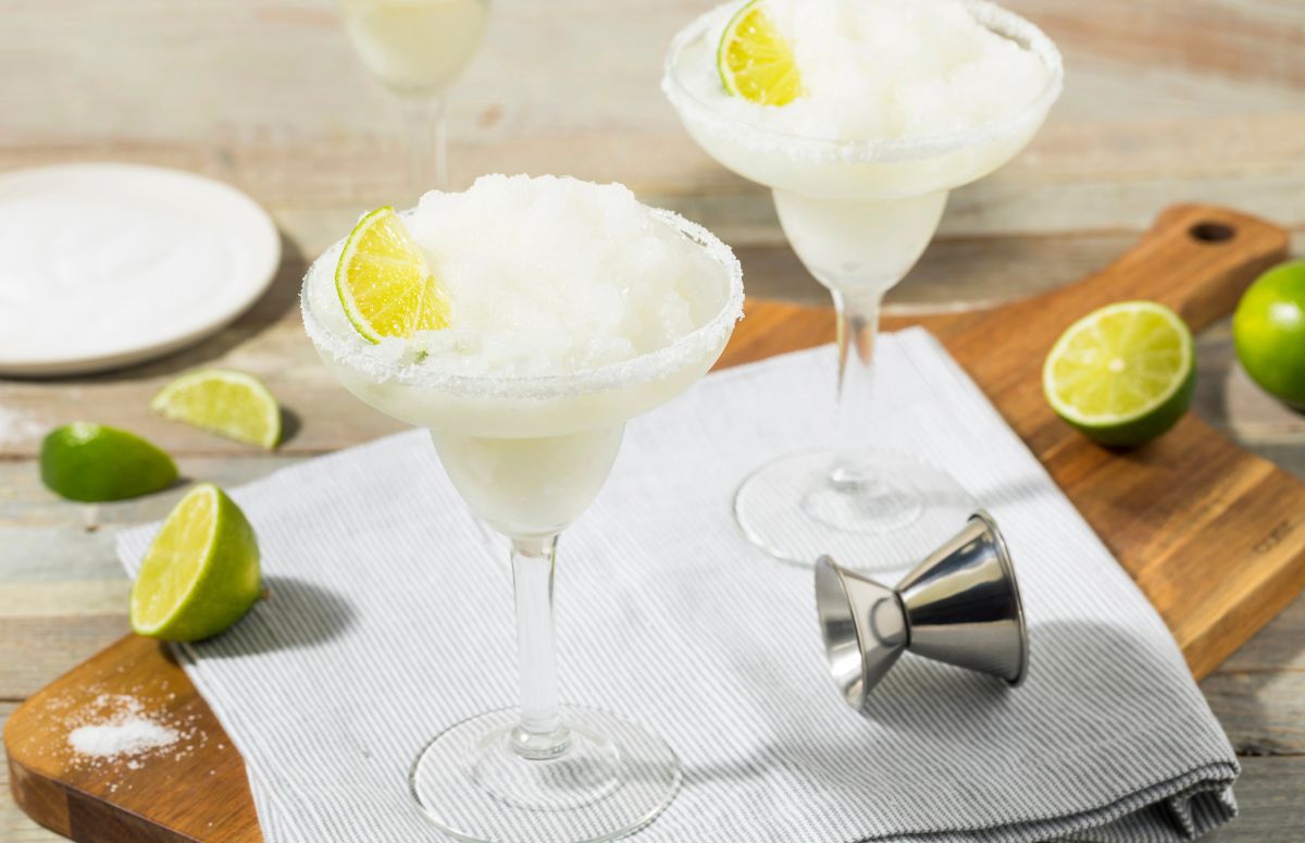 two frozen lime 攻让受穿开裆裤夹尿不湿bl on a countertop
