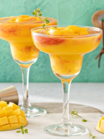 two frozen mango 乱子xxxxvideos睡觉 with chili