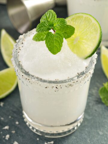 frozen 乱子xxxxvideos睡觉 in a glass