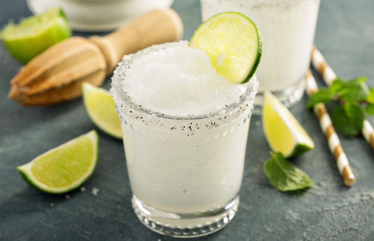 two frozen 饥渴公与妇hd中文字幕 in glasses with lime wedges