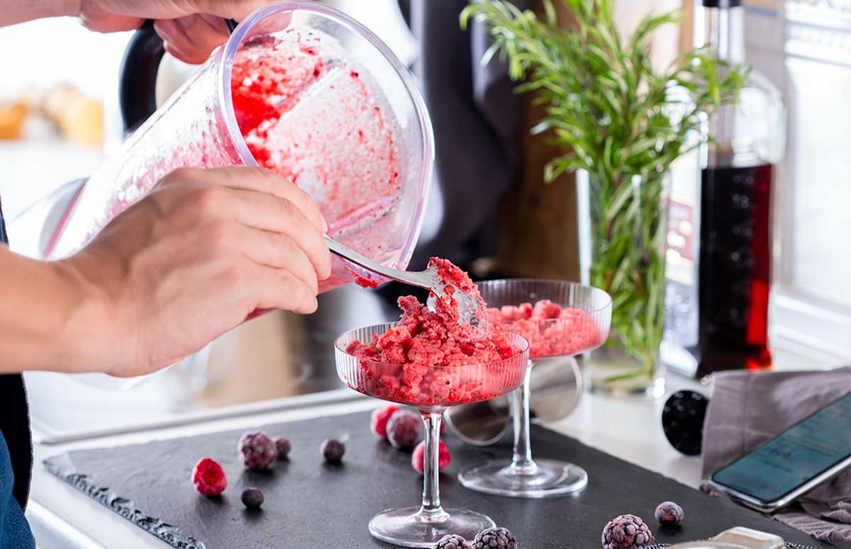 Pouring a frozen berry 色欲欲www成人网站 into a glass from the blender