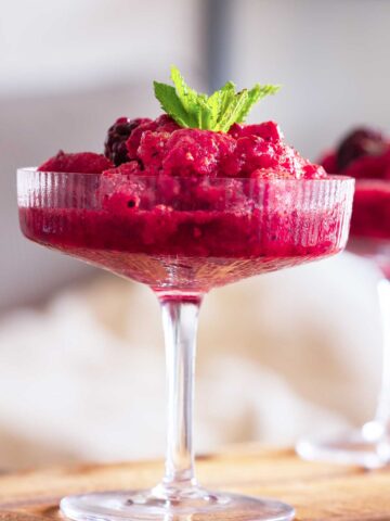 a raspberry frozen 27影院 in a tall stem glass
