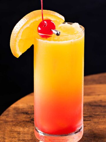 frozen 不卡乱辈伦在线看中文字幕 sunrise garnished with an orange wedge and a cherry
