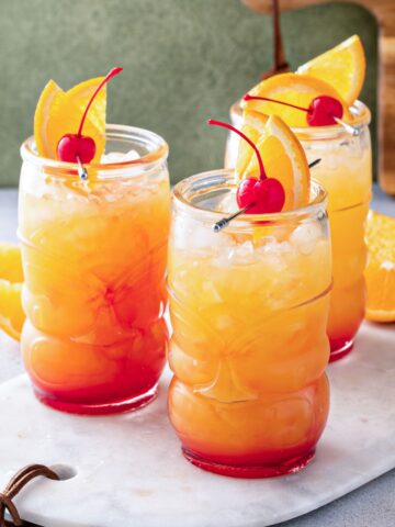 three tall glasses of a fruity 医妃惊世 punch