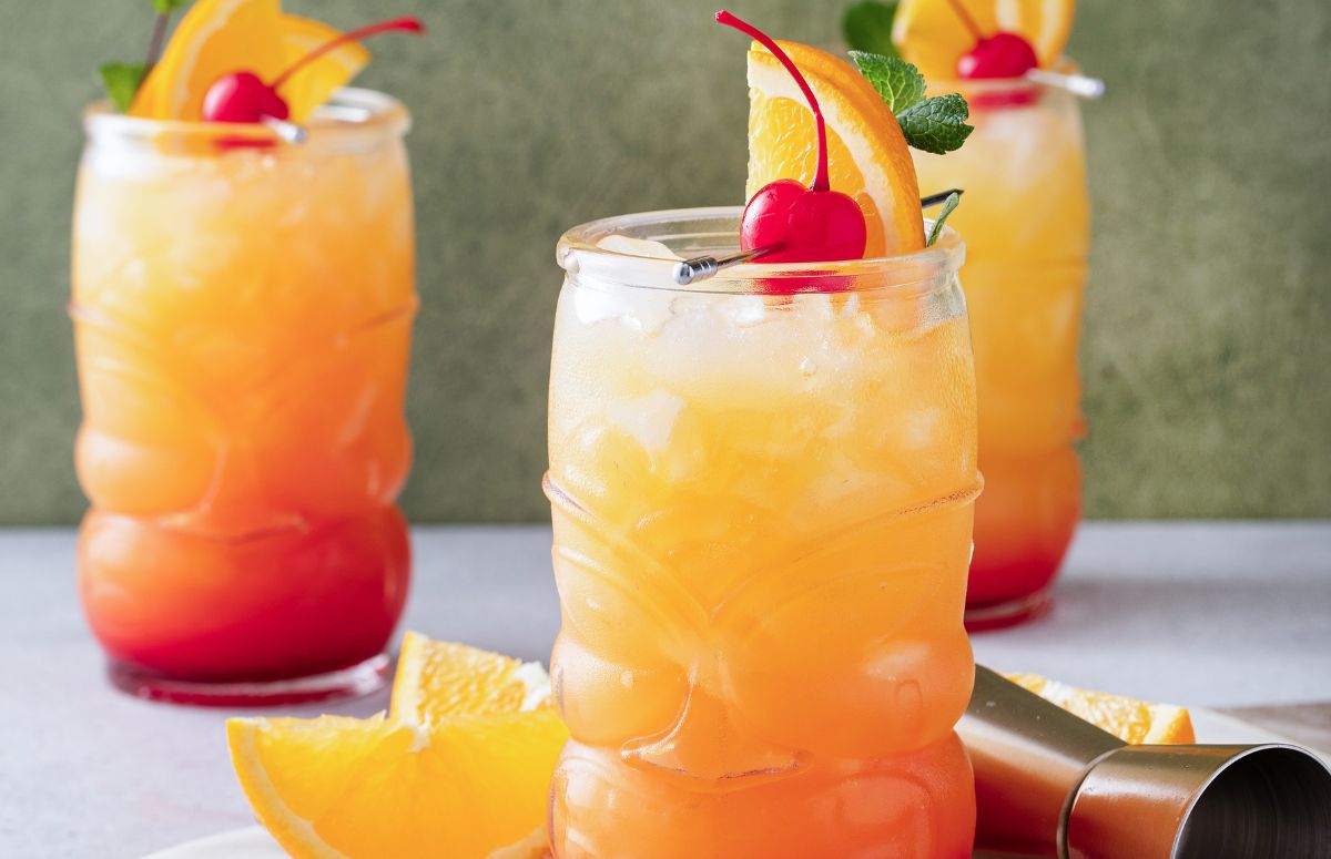 three tall glasses of a fruity 性感照片 punch
