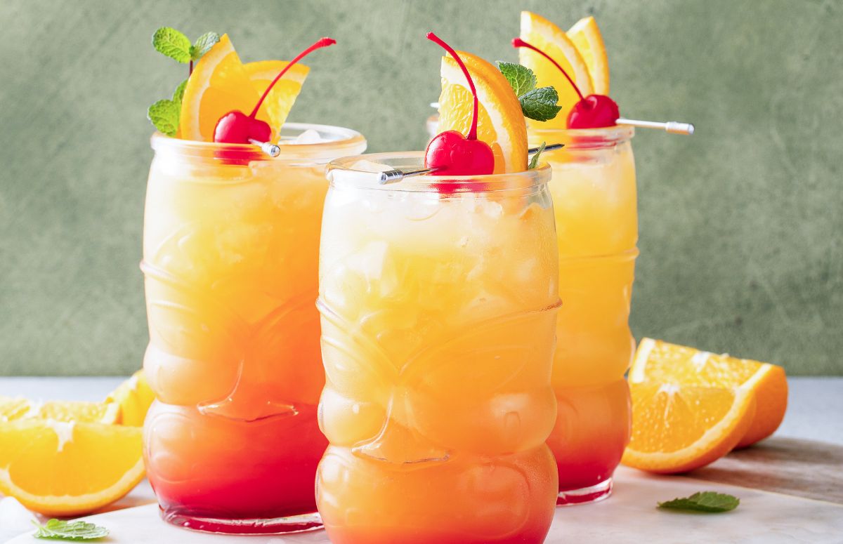 three tall glasses of 性感照片 punch topped with fruit