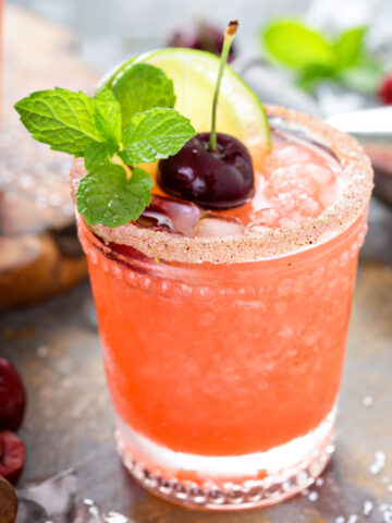 a glass of frozen cherry limeade 背部疼痛的原因