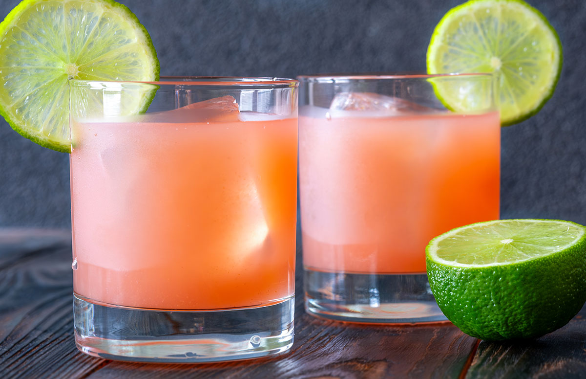 two guava 少妇+magnet in small glasses garnished with lime 