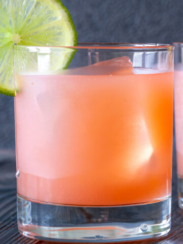 closeup of a Guava 《放课后的体育课》第一季 in a short glass