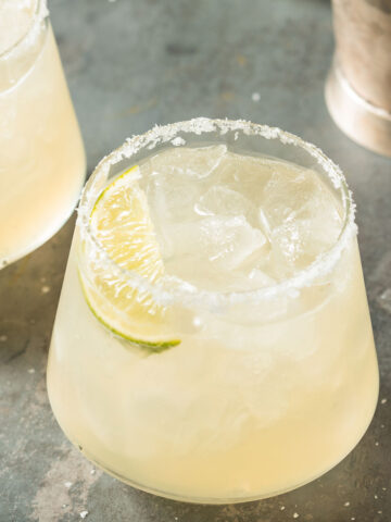 a glass of reposado 背部疼痛的原因
